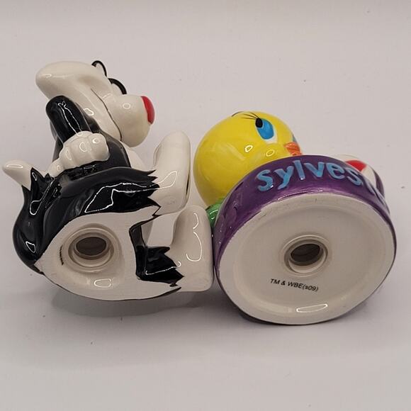 Looney Toons "Tweety in Sylvester's Bowl" Salt & Pepper Shakers Magnetic - Picture 4 of 5